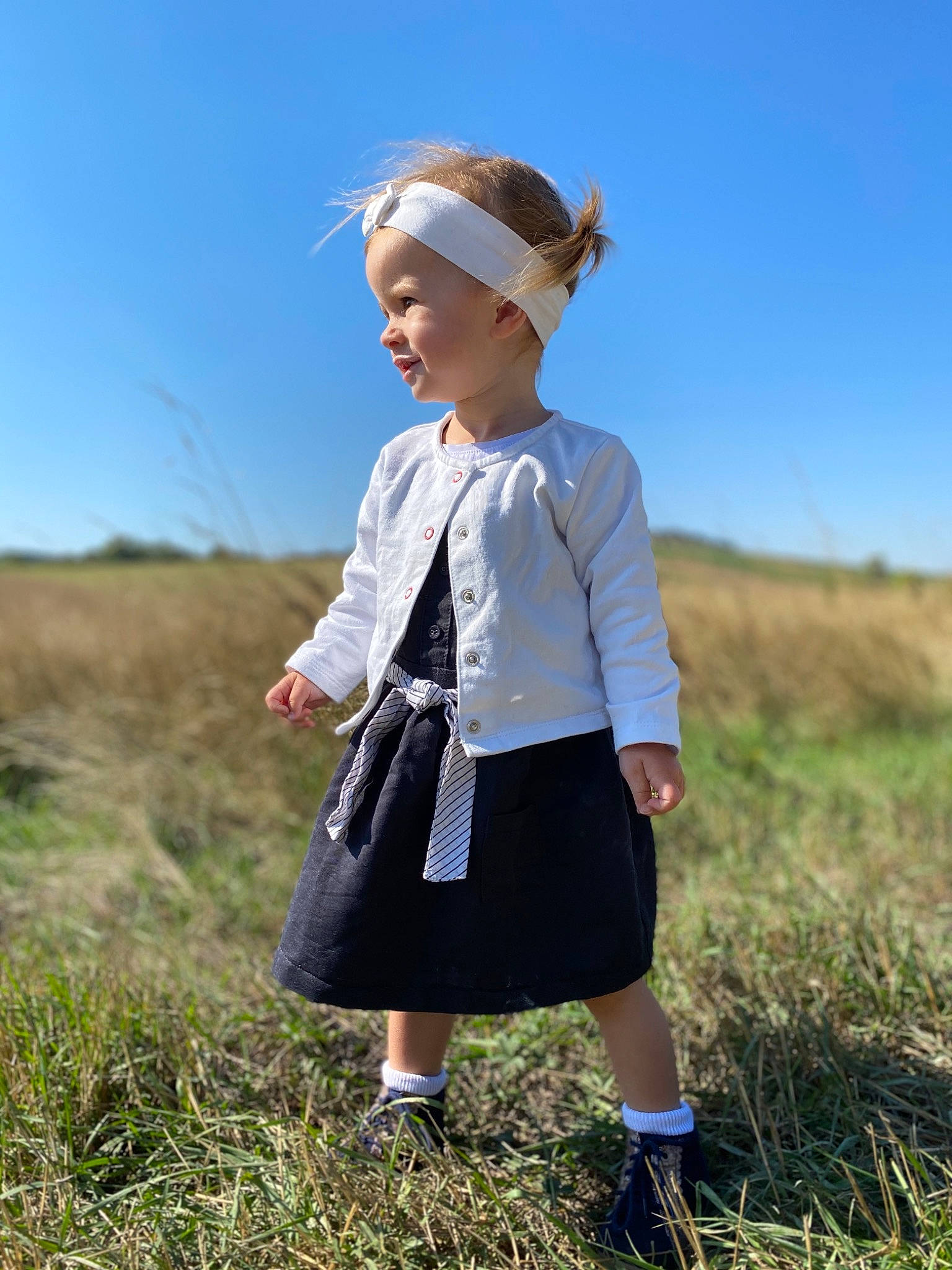 Leana participe au concours pour gagner de l'argent avec cette photo : blond, clothing, day_dress, field, grass_family, grassland, hair_accessory, headband, headwear, meadow, pasture, pattern, people_in_nature, person, plaid, plain, prairie, savanna, sleeve, spring