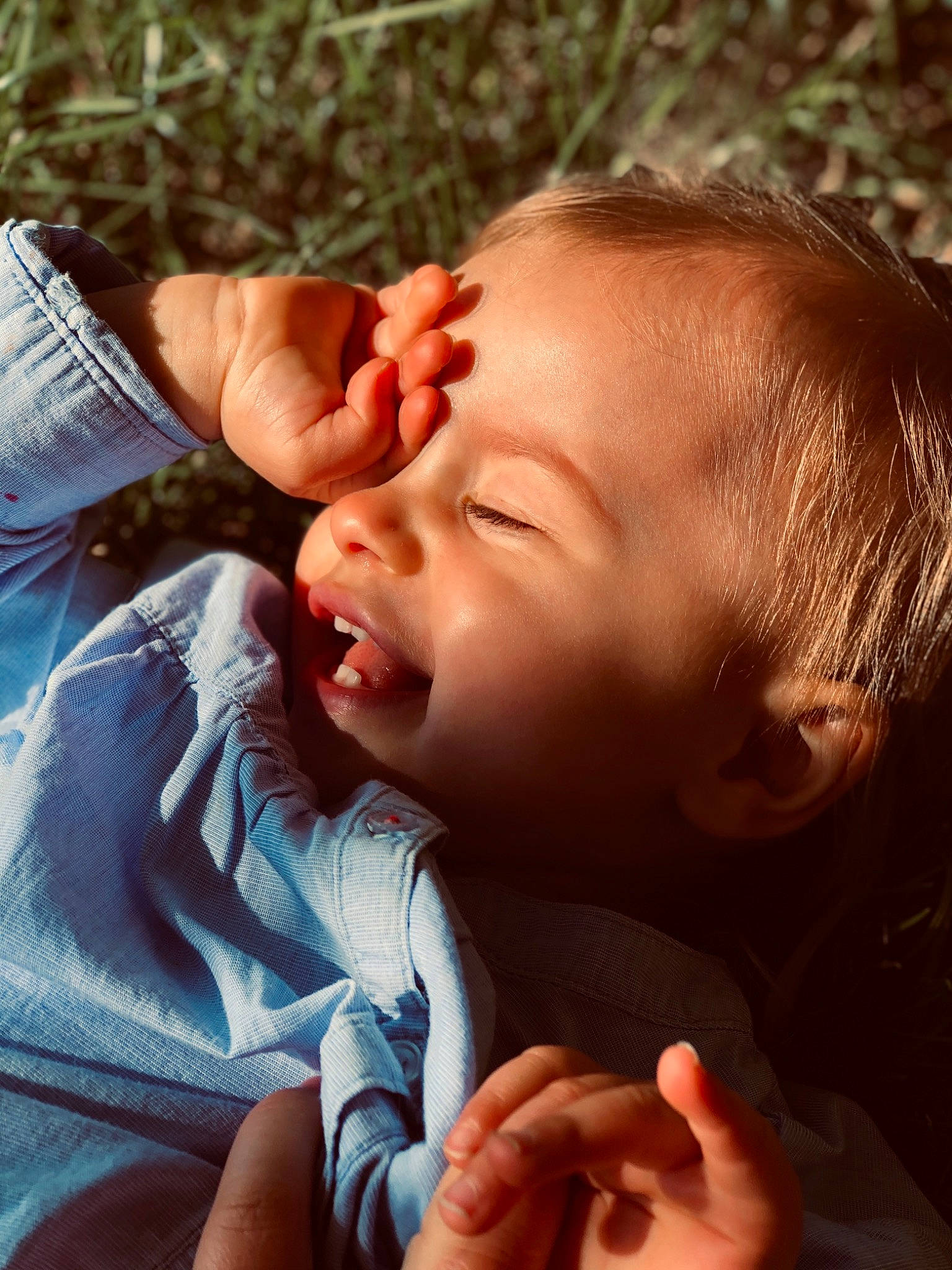 Leana a rejoint le concours — aidez-le/la à gagner de superbes lots ! baby, baby_laughing, baby_toddler_clothing, cheek, child, denim, ear, facial_expression, finger, forehead, gesture, laugh, lip, nail, organ, person, skin, thumb, toddler, tongue