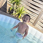 Akim a rejoint le concours — aidez-le/la à gagner de superbes lots ! boy, carefree, child, fun, happy, leisure, outdoor, plant, play, pool, recreation, smiling, splash, summer, sunlight, swimming, toy, vacation, water, wooden_fence