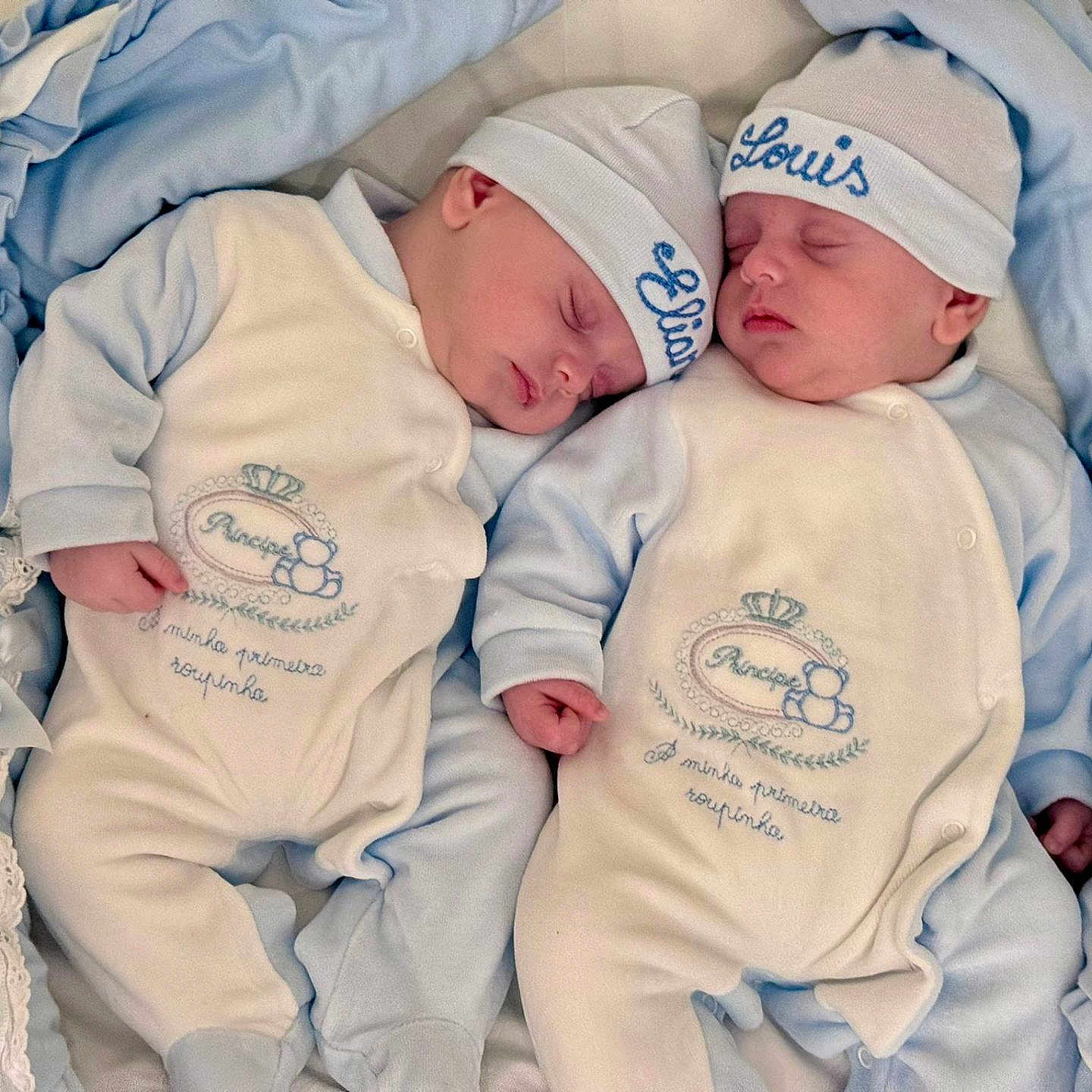Louis Et Elian a rejoint le concours — aidez-le/la à gagner de superbes lots ! baby, bed, bedding, blue, child, cozy, cute, family, hat, infant, newborn, onesie, peaceful, plush, portrait, rest, sleeping, soft, twins, white