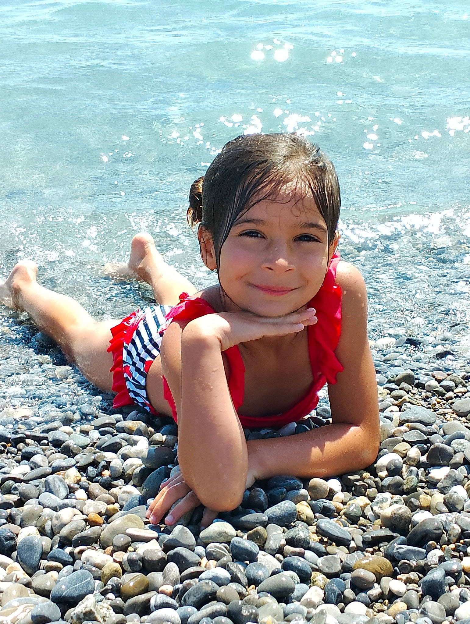 Thaïs a rejoint le concours — aidez-le/la à gagner de superbes lots ! azure, body_of_water, cool, eye, fun, hairstyle, hand, happy, head, human, human_body, joy, leg, leisure, people_in_nature, people_on_beach, person, photograph, recreation, smile