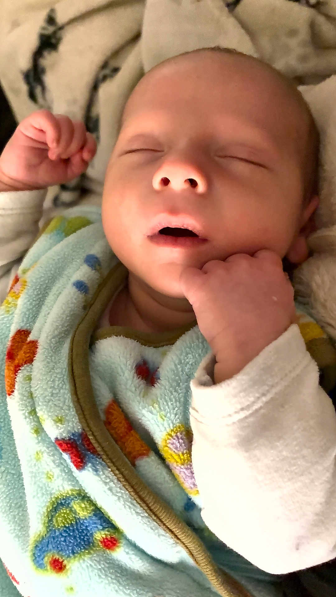 Léo a rejoint le concours — aidez-le/la à gagner de superbes lots ! baby, sleeping, blanket, fleece, hand, face, infant, cozy, soft, pattern, child, peaceful, cute, portrait, indoors, closeup, clothing, resting, newborn, toddler