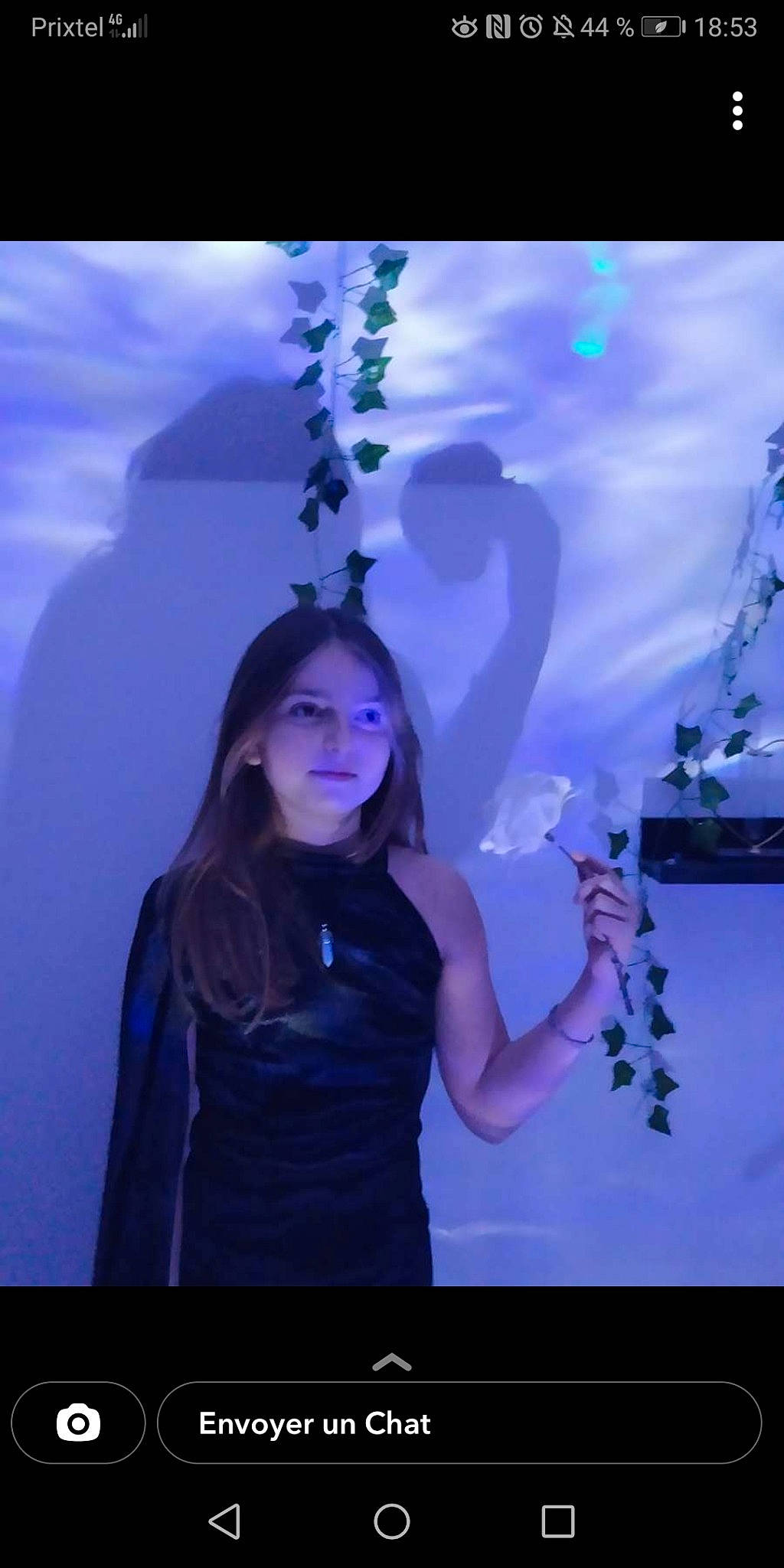 Manon a rejoint le concours — aidez-le/la à gagner de superbes lots ! azure, communication_device, darkness, electric_blue, electricity, entertainment, event, flash_photography, fun, gesture, jewellery, magenta, music_artist, performance_art, performing_arts, person, pink, purple, sky, stage