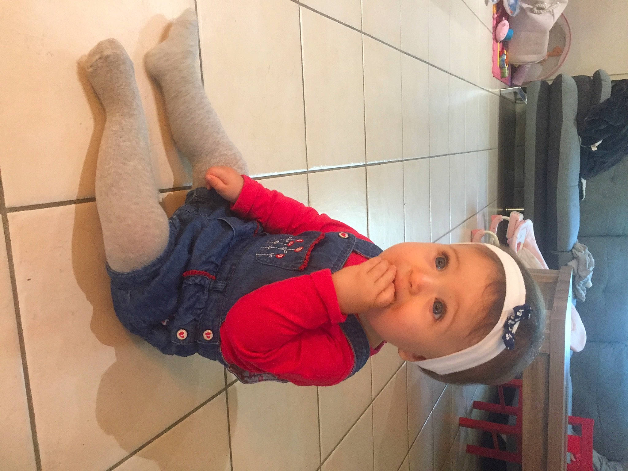 Romy participe au concours pour gagner de l'argent avec cette photo : adventure, baby, carmine, chair, child, comfort, elbow, flooring, fun, hat, headwear, human_leg, joint, knee, leg, person, room, sock, sportswear, t_shirt