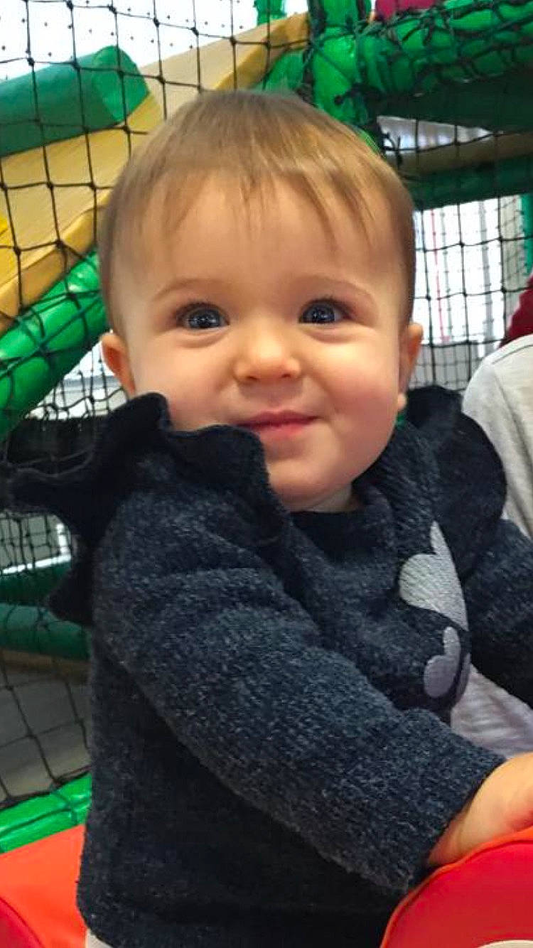 Romy participe au concours pour gagner de l'argent avec cette photo : baby, baby_products, baby_toddler_clothing, cheek, child, face, finger, fun, grass, green, happy, joy, nose, person, sitting, skin, sleeve, smile, thumb, toddler