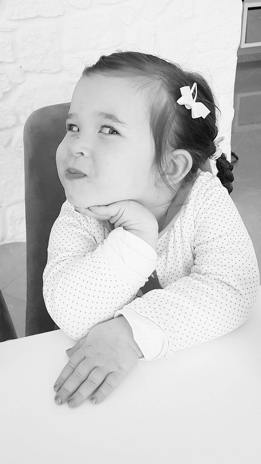 Kelya a rejoint le concours — aidez-le/la à gagner de superbes lots ! arm, black_and_white, black_hair, cheek, comfort, ear, eyelash, flash_photography, gesture, hairstyle, happy, iris, lip, monochrome_photography, neck, nose, person, skin, sleeve, style