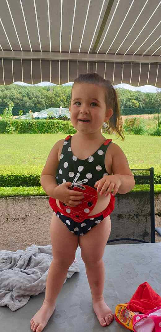 Kelya participe au concours pour gagner de l'argent avec cette photo : baby_toddler_clothing, barefoot, chest, dress, face, grass, hair, happy, head, joy, leg, lip, person, plant, skin, smile, thigh, thumb, toddler, tree