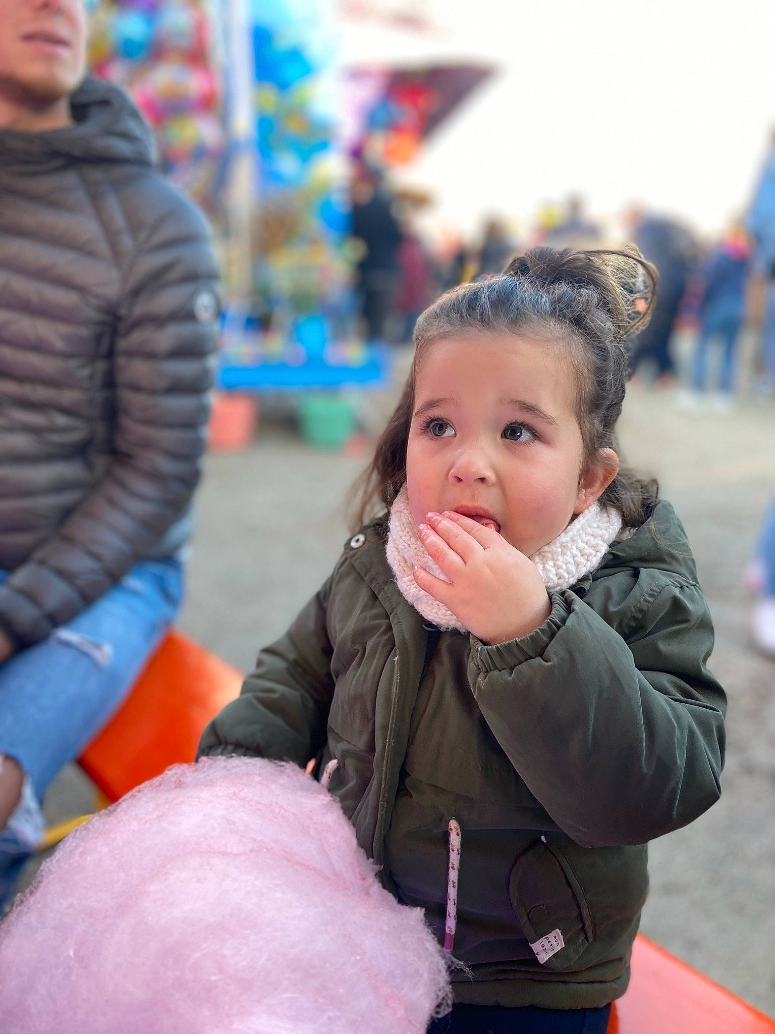 Kelya a rejoint le concours — aidez-le/la à gagner de superbes lots ! child, city, daytime, event, fun, gesture, happy, jacket, leisure, person, public_space, recreation, sitting, skin, street, street_fashion, surprise, toddler, tourism, tradition