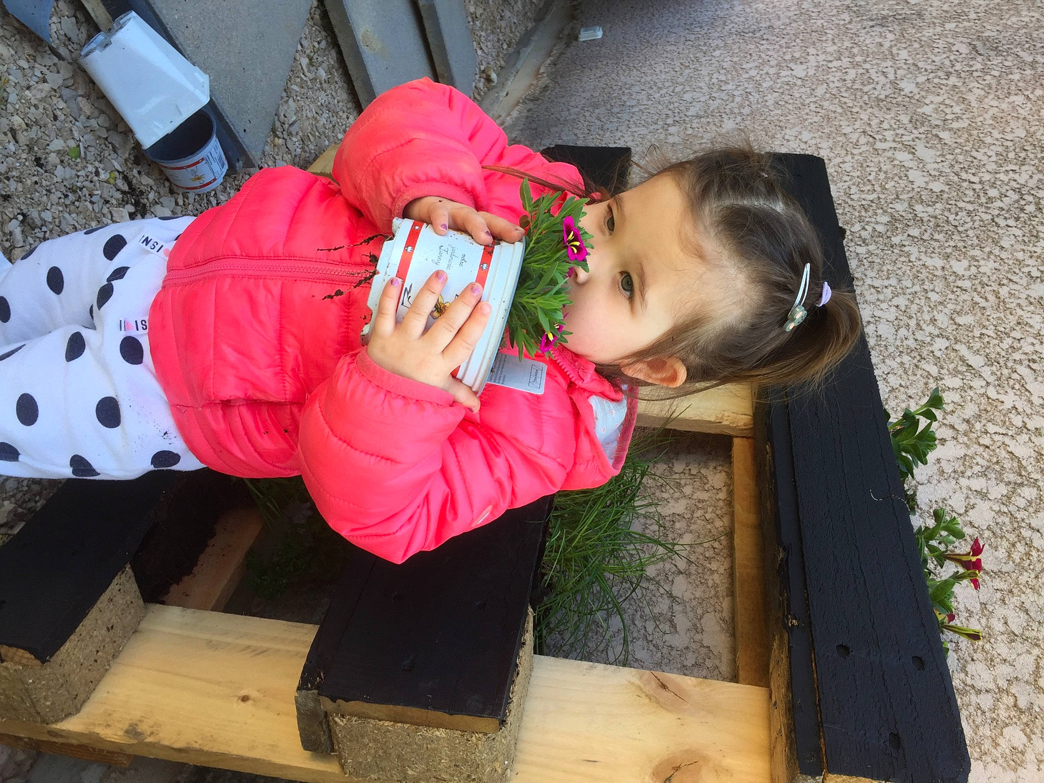 Kelya a rejoint le concours — aidez-le/la à gagner de superbes lots ! child, fun, grass, hat, leisure, luggage_and_bags, mammal, pattern, people, person, plant, sitting, soil, toddler, travel, vacation, vertebrate, wood