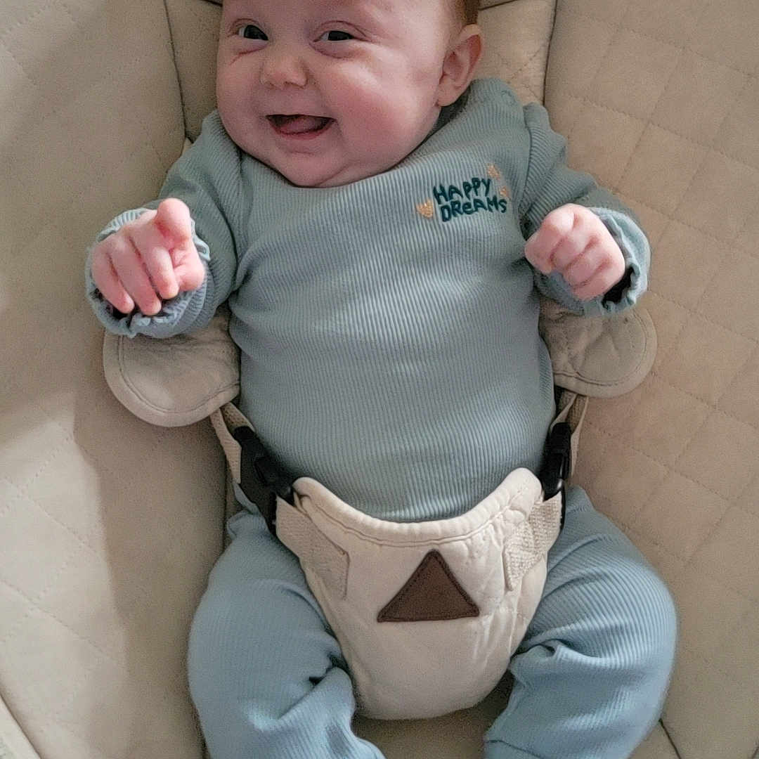 Katalynah participe au concours pour gagner de l'argent avec cette photo : baby, baby_chair, baby_seat, blue_outfit, child, clothing, comfort, cozy, cute, expression, face, happy, indoor, infant, pointing, portrait, seated, smiling, socks, young_child