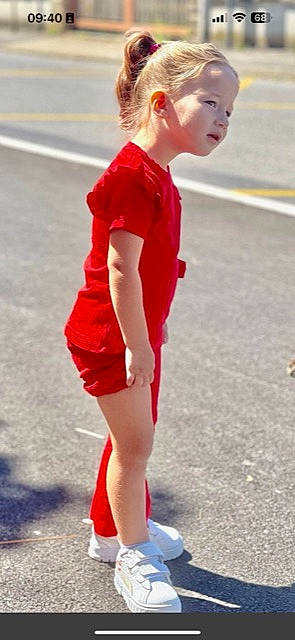 Luna participe au concours pour gagner de l'argent avec cette photo : asphalt, athlete, calf, competition_event, electric_blue, eyewear, human_leg, joint, knee, magenta, person, pink, recreation, running, sleeve, sports, sportswear, thigh, uniform, waist