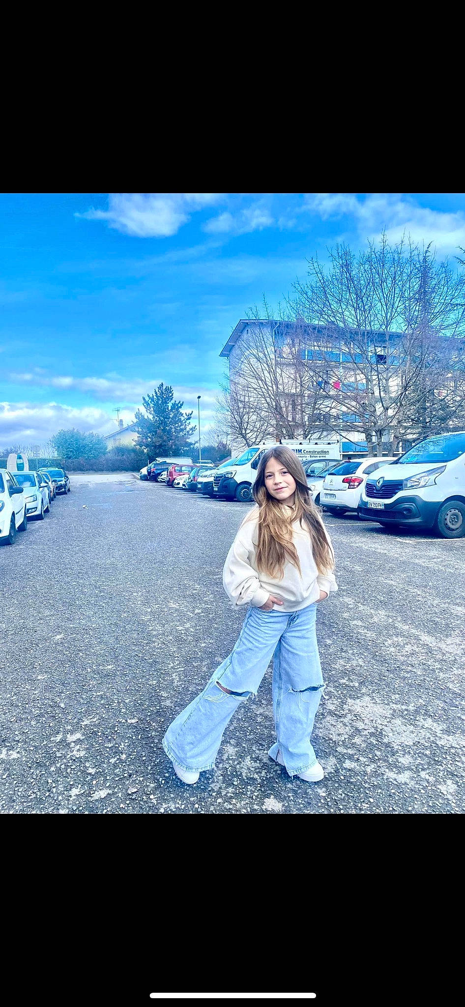 Ajana participe au concours pour gagner de l'argent avec cette photo : asphalt, automotive_design, automotive_lighting, blue, car, cloud, cool, electric_blue, flash_photography, freezing, grass, happy, joy, person, plant, sky, smile, tints_and_shades, travel, tree