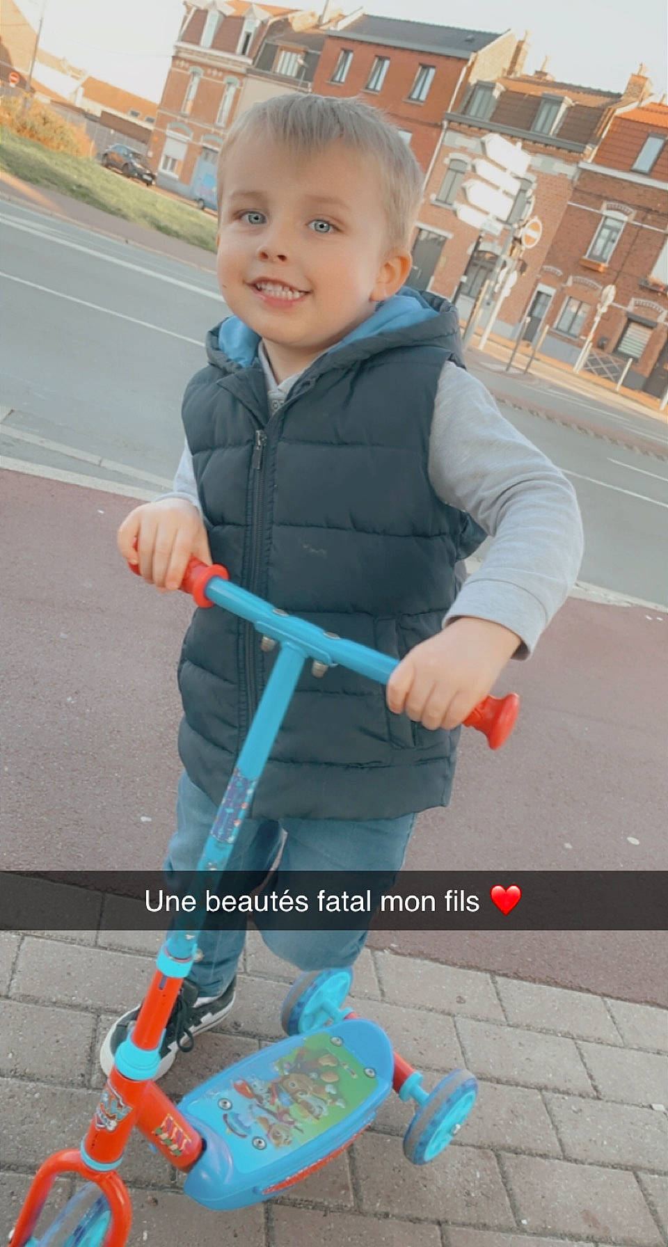 Hugo participe au concours pour gagner de l'argent avec cette photo : baby, baby_carriage, baby_products, baby_toddler_clothing, child, denim, electric_blue, fun, joy, leg, person, personal_protective_equipment, photograph, recreation, sleeve, smile, street_fashion, t_shirt, tire, toddler