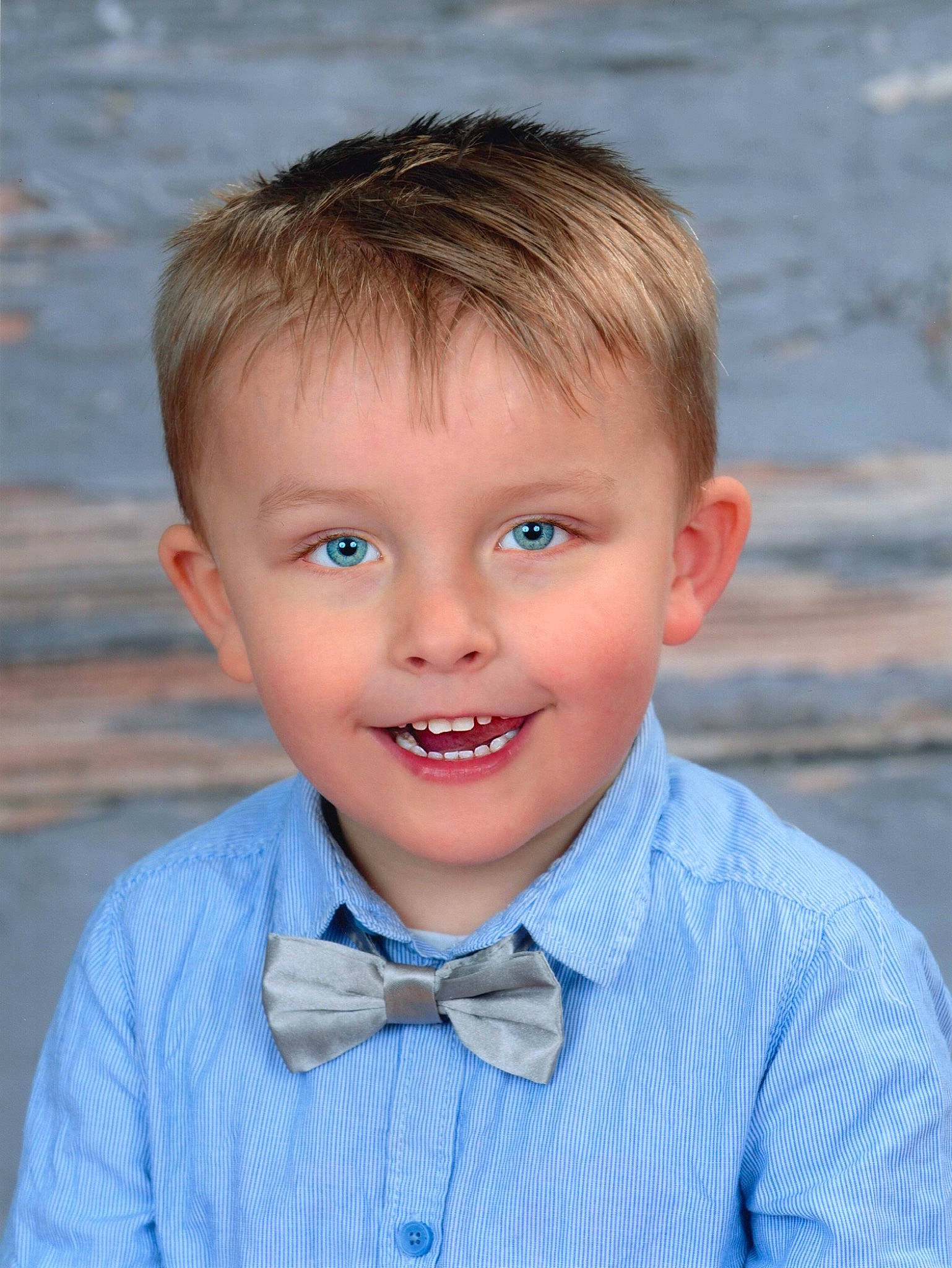 Hugo participe au concours pour gagner de l'argent avec cette photo : azure, bow_tie, cheek, chin, dress_shirt, eye, eyebrow, face, facial_expression, forehead, hair, happy, head, jaw, joy, lip, neck, nose, person, skin