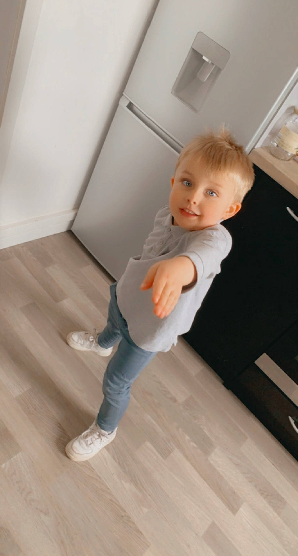 Hugo a rejoint le concours — aidez-le/la à gagner de superbes lots ! baby_toddler_clothing, child, elbow, floor, flooring, hardwood, human_leg, joint, laminate_flooring, person, room, sitting, sleeve, stairs, standing, t_shirt, toddler, varnish, waist, wood