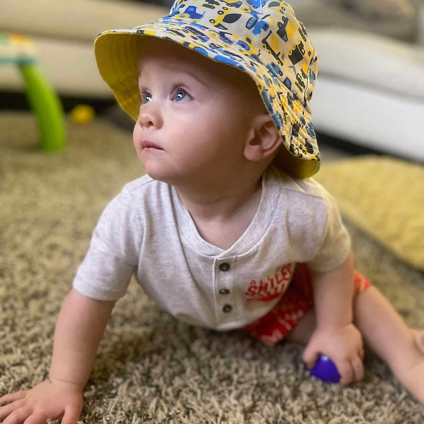 Kingston is registered to the contest to win money with this photo: baby, babycrawling, clothing, crawling, hat, person