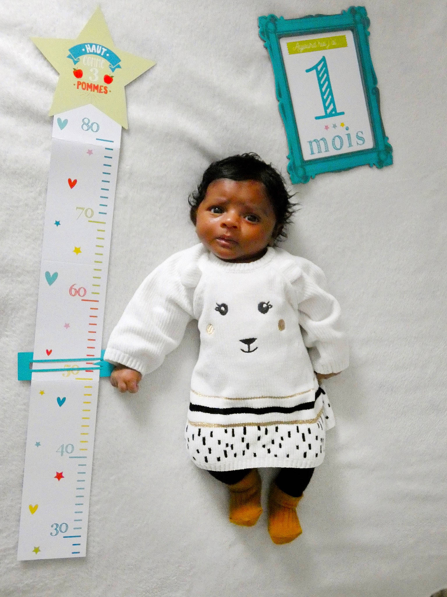 Heila a rejoint le concours — aidez-le/la à gagner de superbes lots ! baby_toddler_clothing, child, fashion_design, happy, linens, paper_product, pattern, person, photograph, play, product, rectangle, room, sleeve, stationery, street_fashion, t_shirt, textile, toddler, white