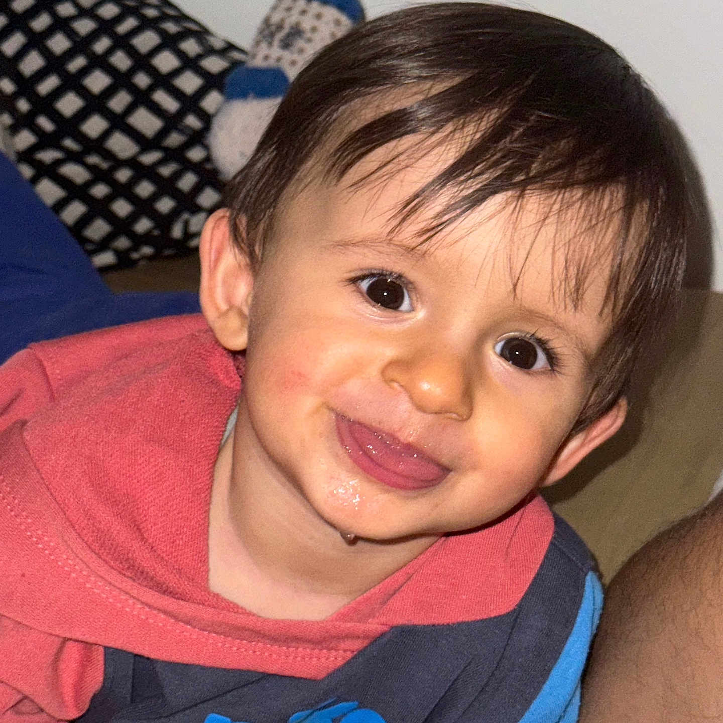 Anass participe au concours pour gagner de l'argent avec cette photo : toddler, child, smiling, face, hoodie, drool, indoor, cushion, pattern, happy, cute, portrait, baby, clothing, person, hair, eyes, skin, playful, young