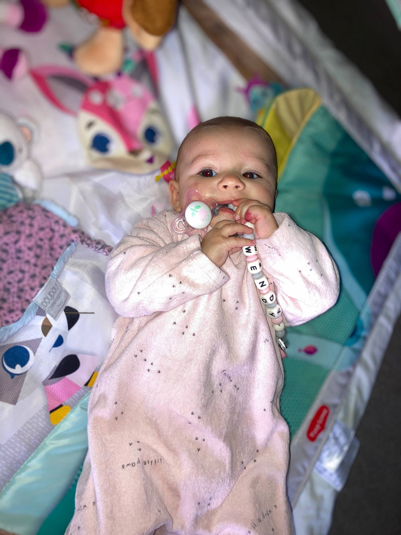 Wendy a rejoint le concours — aidez-le/la à gagner de superbes lots ! baby, baby_products, baby_toddler_clothing, cheek, child, comfort, event, eye, fun, happy, infant_bed, iris, linens, mouth, nose, person, pink, product, skin, textile