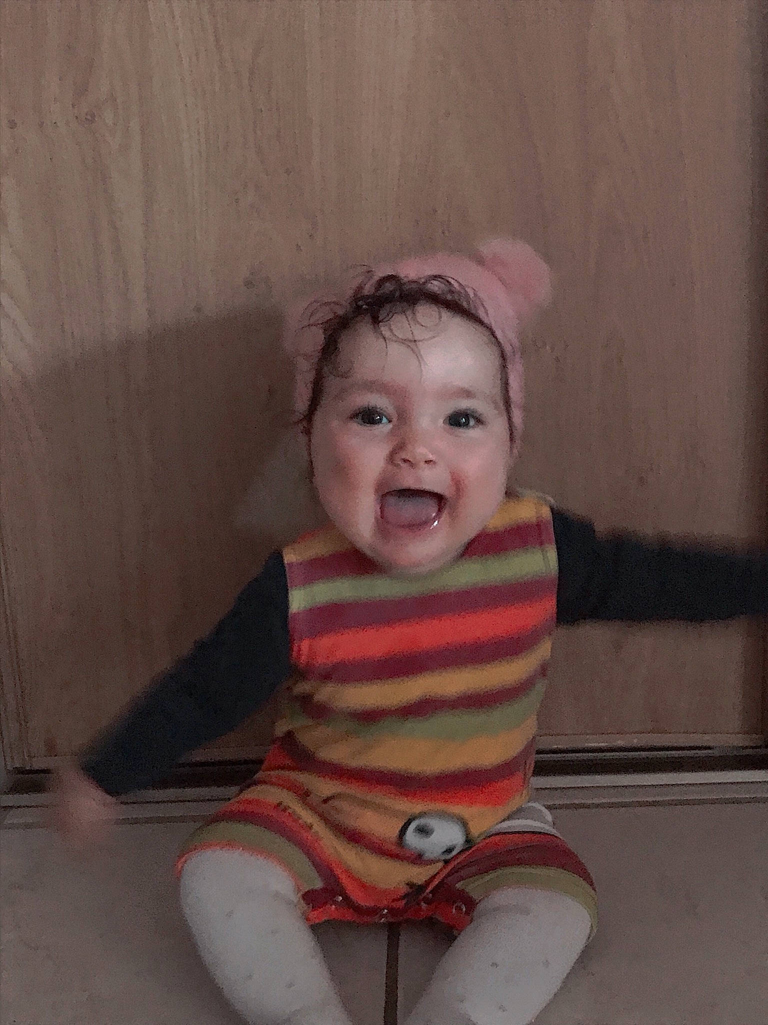 Cataleya participe au concours pour gagner de l&#x27;argent avec cette photo : baby, baby_toddler_clothing, cheek, child, flash_photography, floor, fun, happy, human_body, human_leg, knee, lip, mouth, neck, person, pink, skin, sleeve, smile, thigh