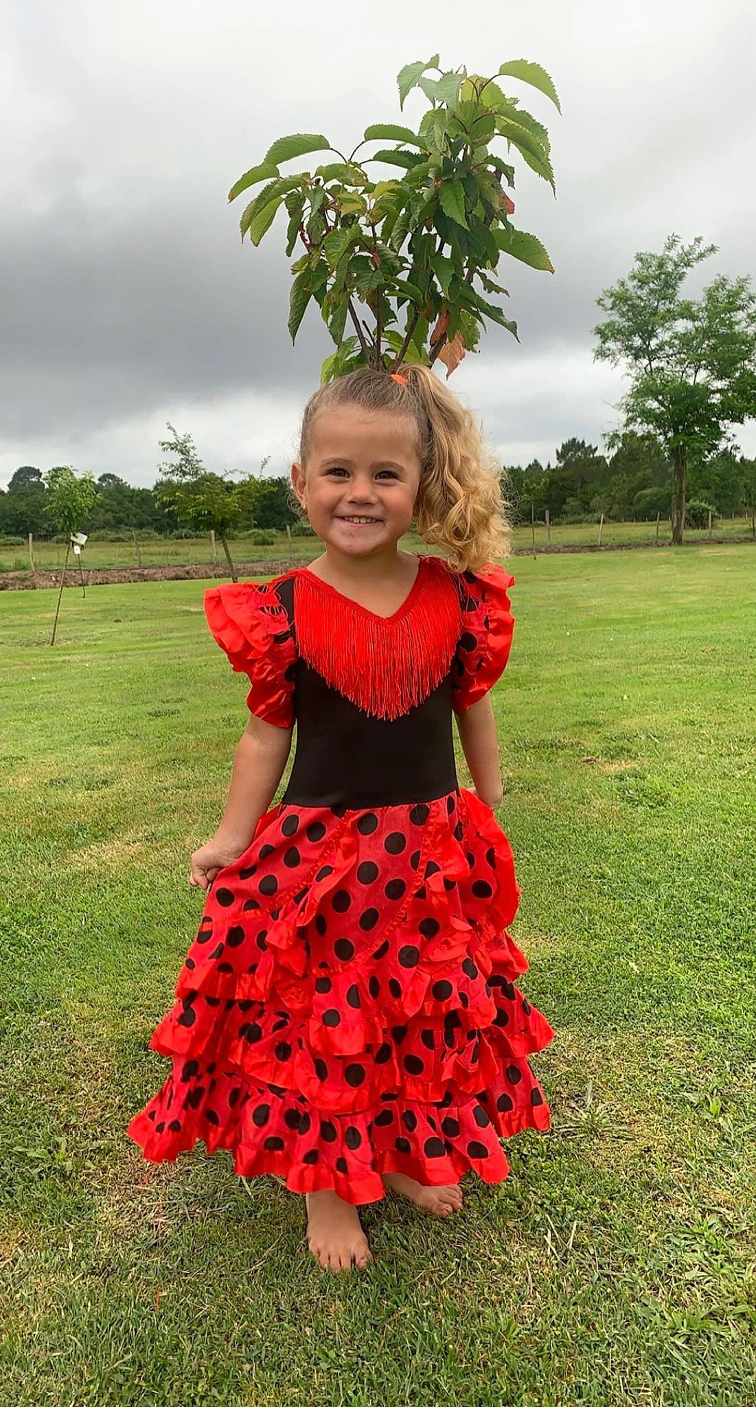 Ema a rejoint le concours — aidez-le/la à gagner de superbes lots ! baby_toddler_clothing, botany, cloud, day_dress, dress, formal_wear, grass, happy, joy, one_piece_garment, outerwear, people_in_nature, person, plant, shoulder, sky, sleeve, smile, summer, toddler