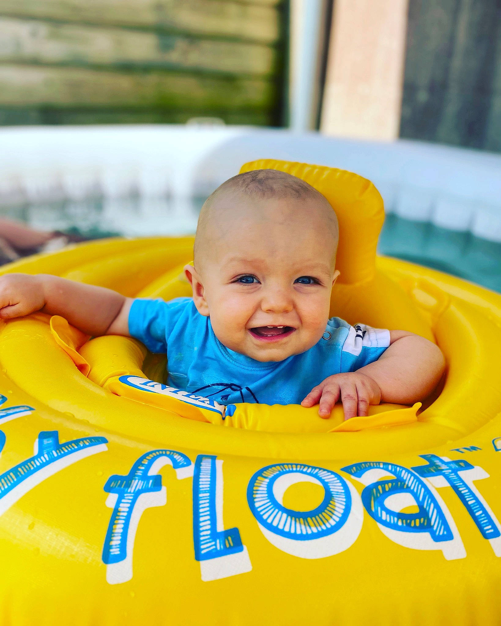 Lény participe au concours pour gagner de l'argent avec cette photo : baby, baby_laughing, baby_playing_with_toys, baby_products, baby_toddler_clothing, baby_toys, child, fun, grass, happy, inflatable, joy, leisure, logo, person, play, recreation, sitting, smile, t_shirt