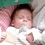 Marceau a rejoint le concours — aidez-le/la à gagner de superbes lots ! baby, sleeping, pacifier, blanket, toy, infant, child, cozy, cute, peaceful, soft, bed, clothing, hand, face, portrait, rest, comfort, nap, young