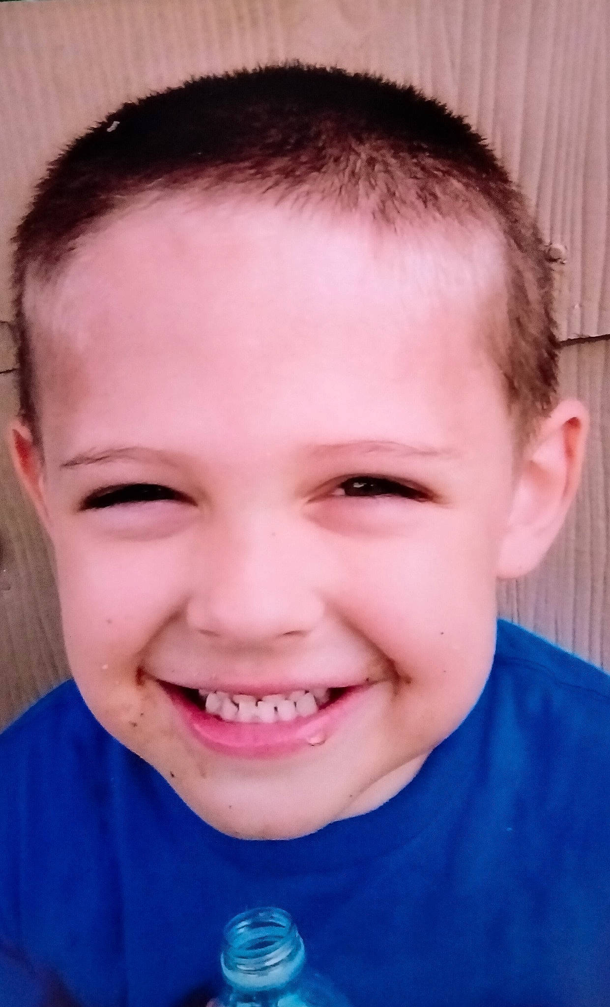 Robert is registered to the contest to win money with this photo: cheek, chin, ear, eye, eyebrow, eyelash, forehead, hair, head, iris, jaw, joy, lip, mouth, neck, nose, organ, person, skin, sleeve