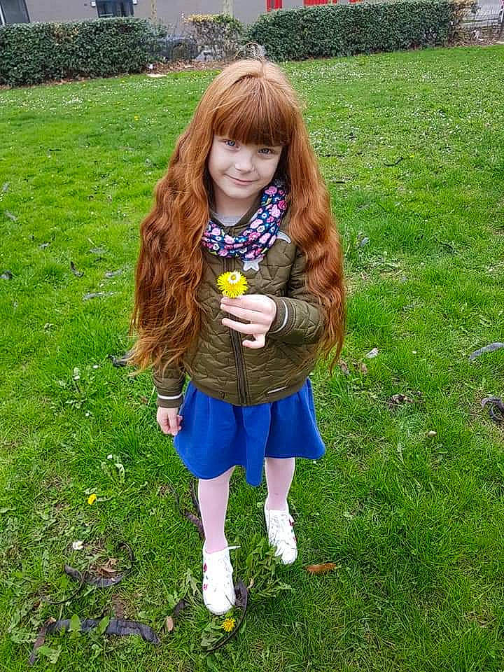 Karolina a rejoint le concours — aidez-le/la à gagner de superbes lots ! brown_hair, child, dress, flower, grass, grass_family, hairstyle, jacket, joy, long_hair, outerwear, pattern, person, plant, play, recreation, shoe, spring