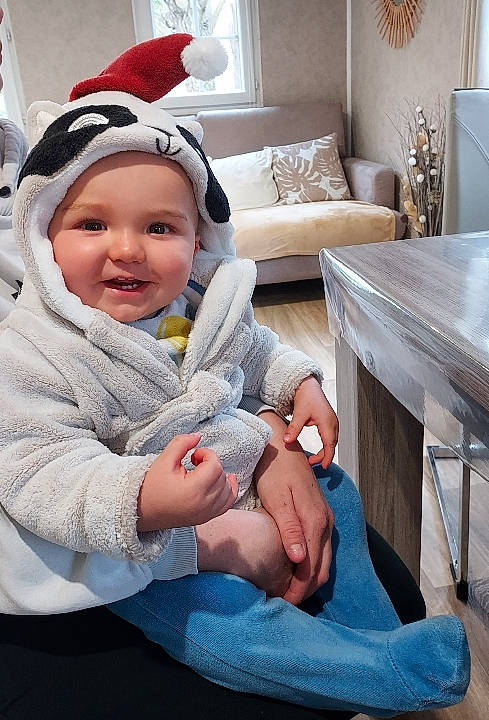 Ewen participe au concours pour gagner de l'argent avec cette photo : baby, baby_carriage, baby_toddler_clothing, cap, child, comfort, couch, foot, happy, headwear, human_body, joy, knee, lap, leg, mammal, person, pillow, sitting, smile