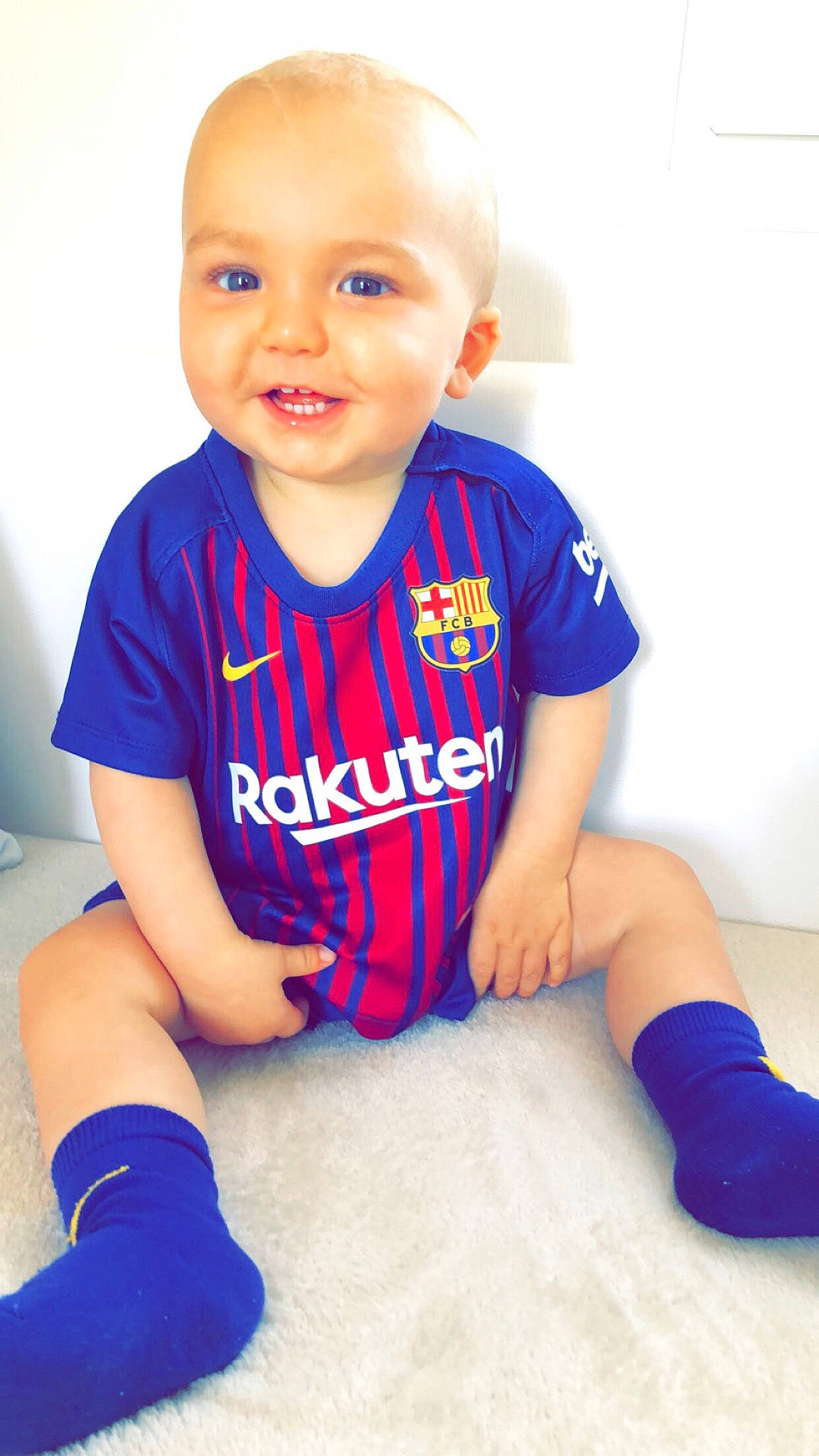 Ewen participe au concours pour gagner de l'argent avec cette photo : baby_toddler_clothing, cool, elbow, finger, floor, flooring, fun, happy, human_body, jersey, joint, joy, knee, mammal, muscle, person, sleeve, smile, sportswear, t_shirt