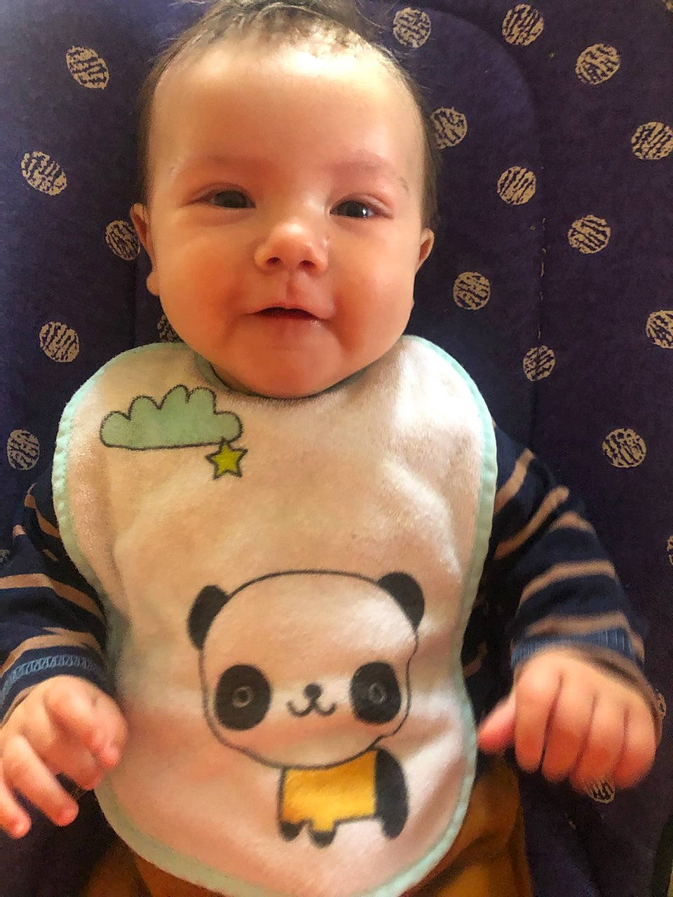 Bryan a rejoint le concours — aidez-le/la à gagner de superbes lots ! arm, baby, baby_toddler_clothing, cheek, chest, chin, eye, eyebrow, finger, gesture, happy, lip, mouth, neck, nose, person, skin, sleeve, stomach, thumb