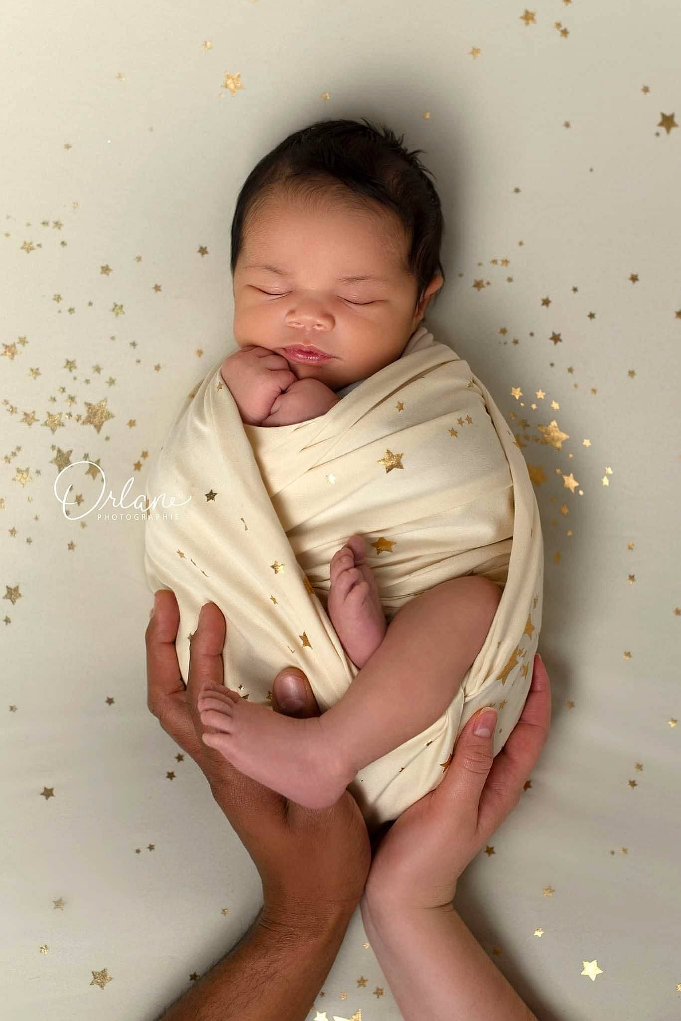 Adriel participe au concours pour gagner de l'argent avec cette photo : abdomen, baby, baby_toddler_clothing, barefoot, cheek, chest, comfort, elbow, foot, human_leg, knee, linens, people, person, skin, stomach, textile, thigh, thumb, toddler