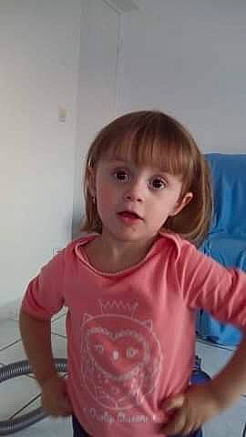 Myla participe au concours pour gagner de l'argent avec cette photo : baby, brown_hair, cheek, child, ear, eye, face, head, neck, nose, person, play, skin, sleeve, smile, standing, surprise, t_shirt, toddler