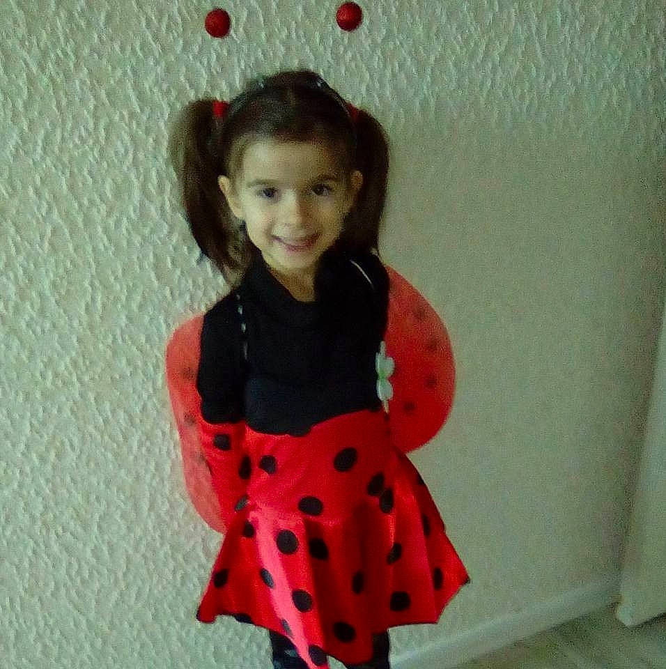 Salwa a rejoint le concours — aidez-le/la à gagner de superbes lots ! child, costume, design, girl, joy, outerwear, pattern, person, polka_dot, product, red, shoulder, smile, textile, toddler