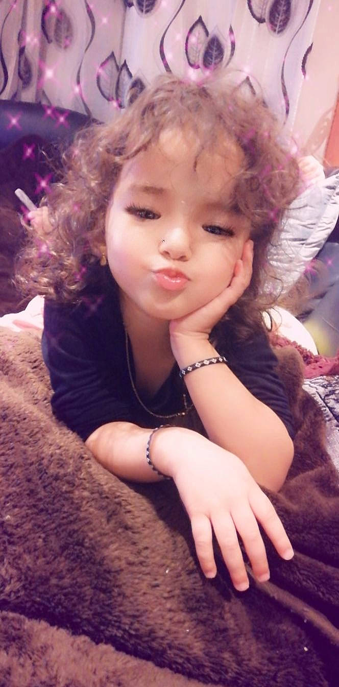 Nour Sirine a rejoint le concours — aidez-le/la à gagner de superbes lots ! bangs, beauty, black_hair, cool, doll, dress, eyebrow, eyelash, fawn, flash_photography, hairstyle, hand, happy, layered_hair, lip, person, pink, plant, skin, toy