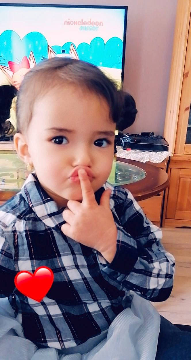 Nour Sirine participe au concours pour gagner de l'argent avec cette photo : baby, blue, cabinetry, cheek, child, chin, door, ear, eyelash, finger, fun, happy, iris, nose, person, plaid, skin, standing, t_shirt, tartan