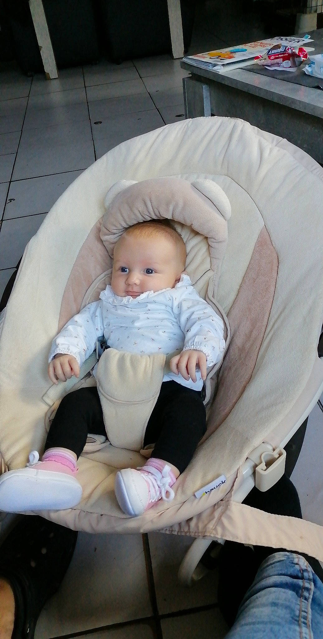 Aline participe au concours pour gagner de l'argent avec cette photo : baby, baby_carriage, baby_products, baby_safety, baby_toddler_clothing, chair, cheek, child, comfort, eye, face, fun, head, lap, mammal, person, sitting, skin, thumb, toddler