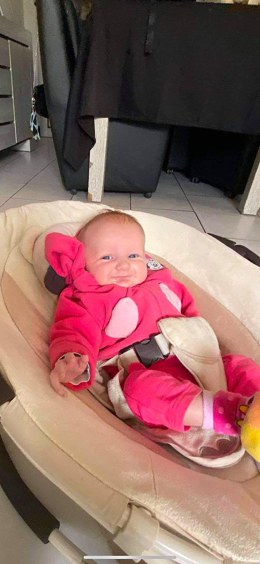 Aline a rejoint le concours — aidez-le/la à gagner de superbes lots ! automotive_design, baby, baby_carriage, baby_products, baby_toddler_clothing, car_seat, carmine, cheek, child, comfort, couch, fun, lap, leisure, linens, magenta, person, pink, sitting, smile