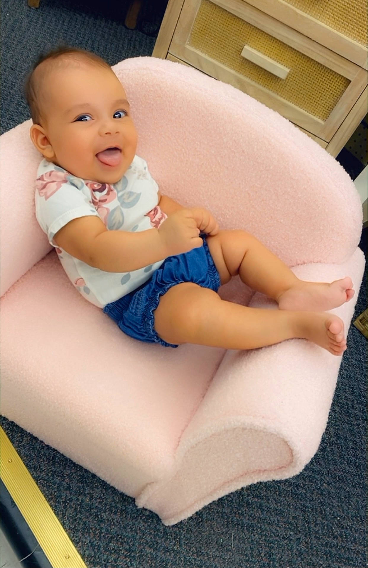 Jolie is registered to the contest to win money with this photo: arm, baby, baby_toddler_clothing, child, comfort, finger, foot, hand, human_body, human_leg, knee, lap, leg, person, shoulder, skin, smile, sock, thigh, thumb