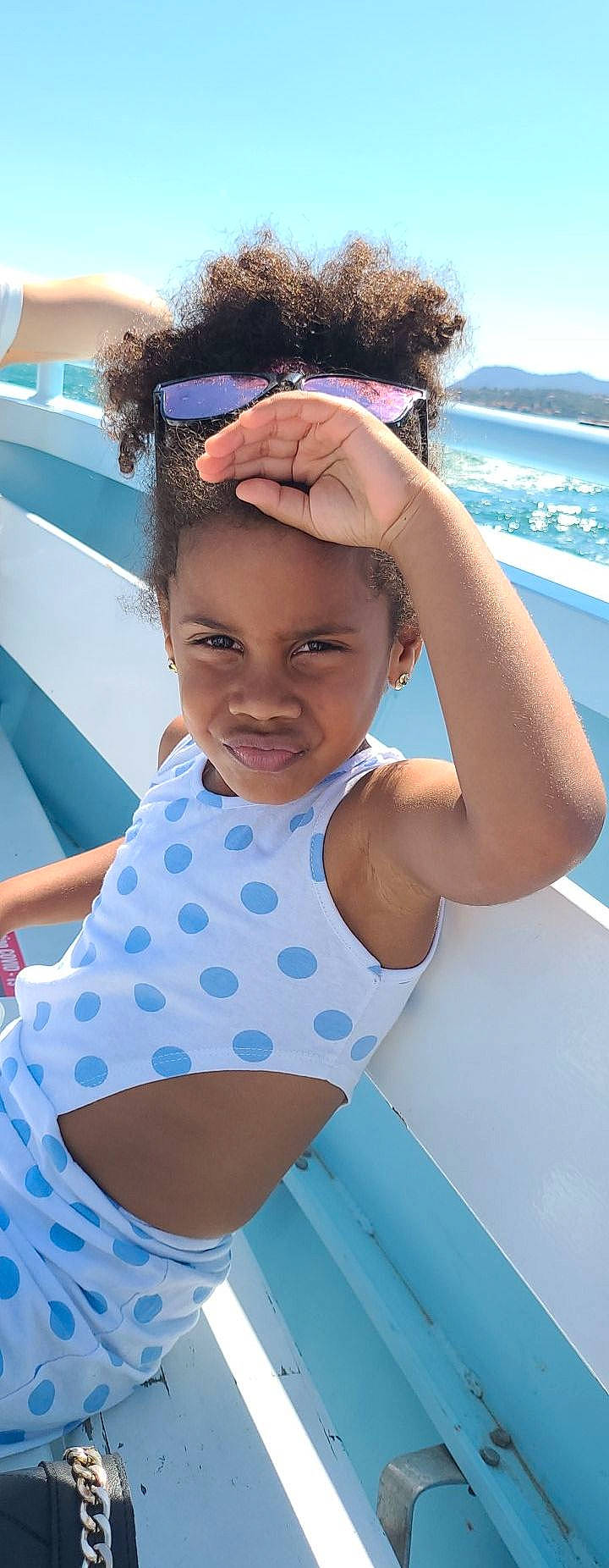 Célya participe au concours pour gagner de l'argent avec cette photo : arm, azure, black_hair, blue, child, facial_expression, fun, hair, hairstyle, happy, leisure, muscle, person, photograph, shoulder, skin, smile, summer, swimwear, thigh