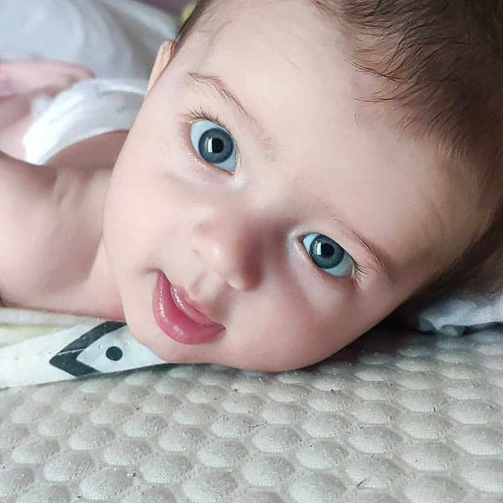 Harlan a rejoint le concours — aidez-le/la à gagner de superbes lots ! baby, bed, bedroom, blanket, cushion, face, furniture, happy, head, homedecor, indoors, newborn, person, photography, portrait, quilt, room, selfie, smile, tape