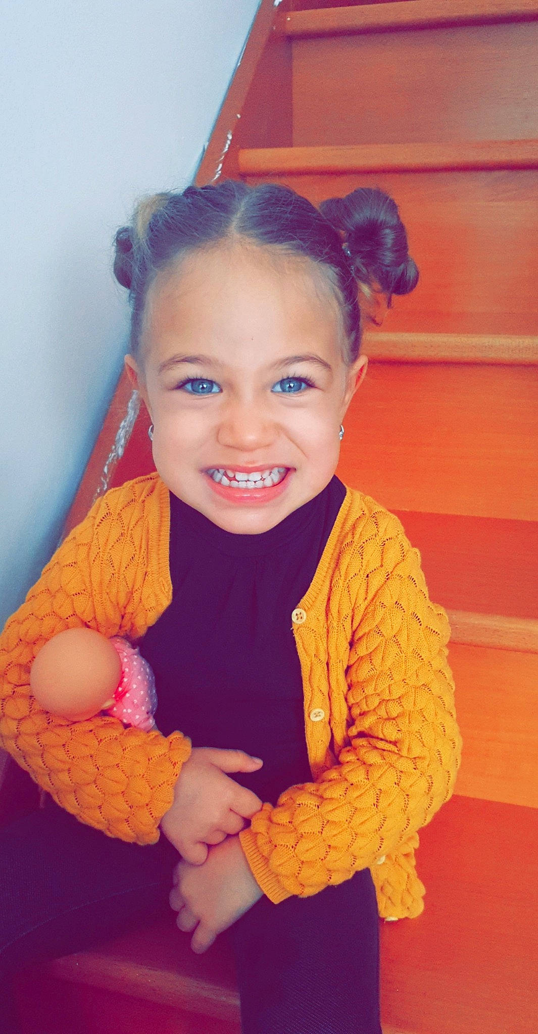 Milana a rejoint le concours — aidez-le/la à gagner de superbes lots ! arm, cheek, child, child_model, ear, eye, face, finger, fun, hair, hairstyle, joy, knitting, lip, orange, organ, person, pink, skin, smile