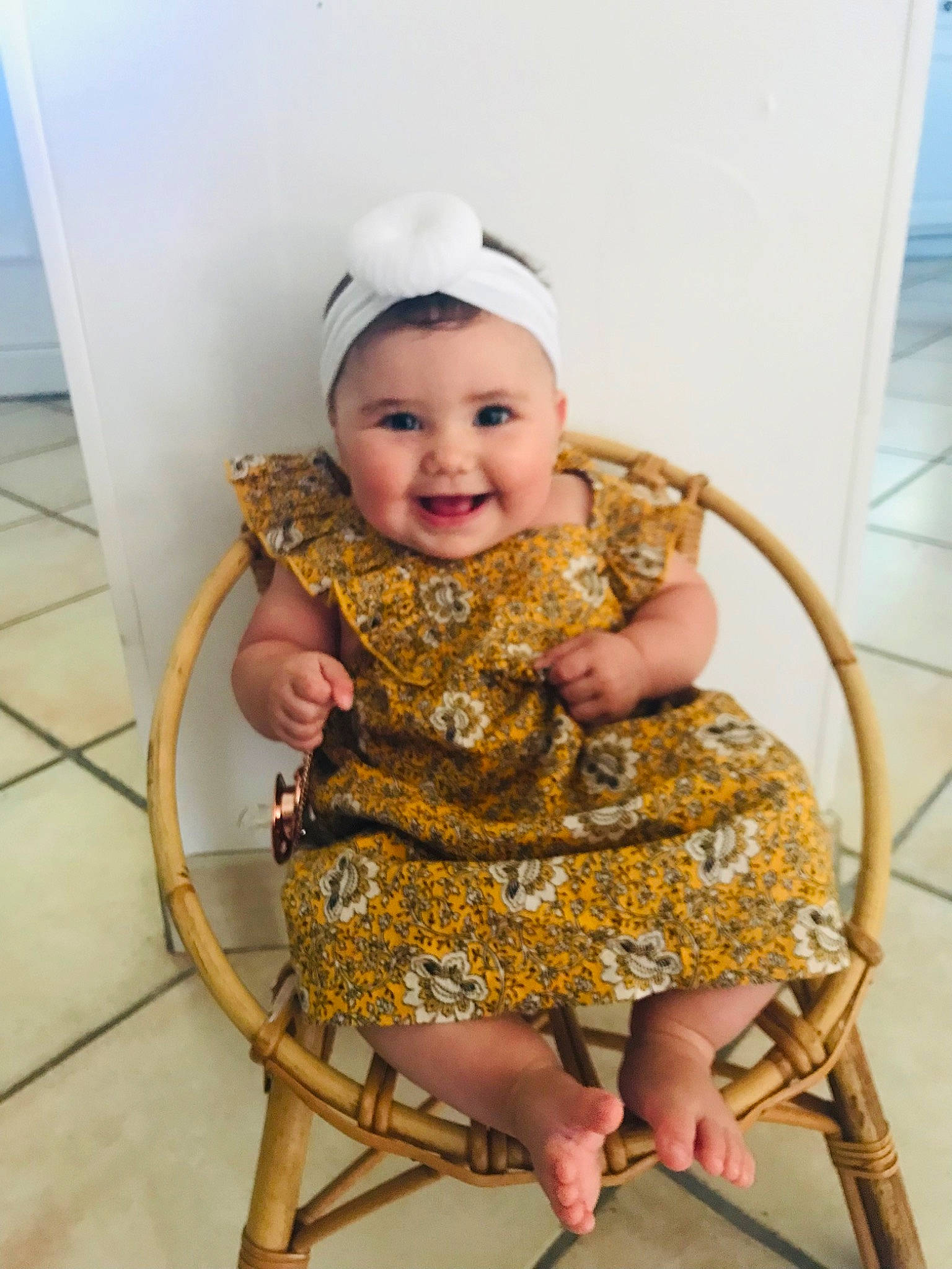 Rose participe au concours pour gagner de l'argent avec cette photo : baby, baby_toddler_clothing, chair, cheek, child, dress, event, eye, fashion_accessory, fashion_design, fun, happy, headwear, human_leg, joy, magenta, person, pink, sitting, skin