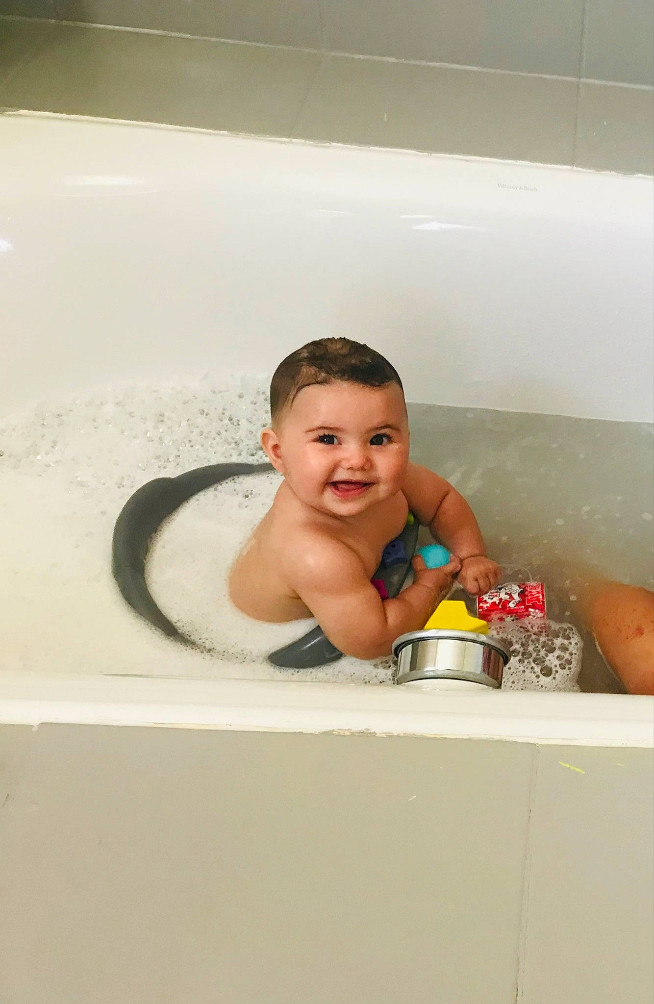 Rose participe au concours pour gagner de l'argent avec cette photo : baby, bathing, bathroom, bathtub, bathtub_spout, child, composite_material, face, fluid, foam, fun, joy, leisure, person, plumbing, plumbing_fixture, recreation, room, smile, tap