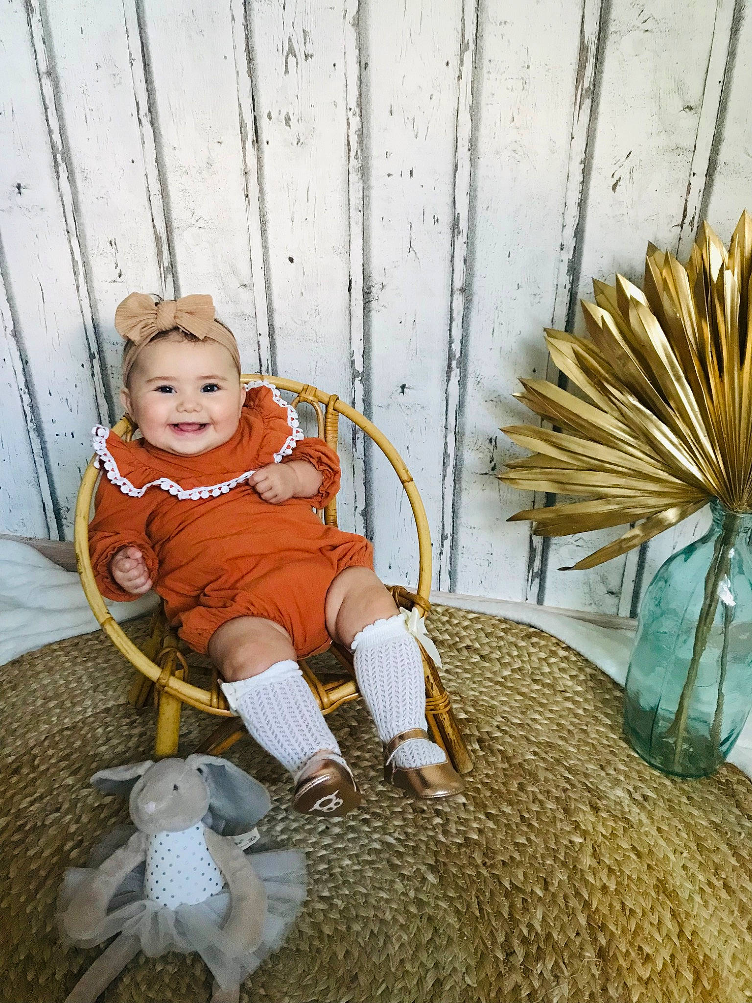 Rose a rejoint le concours — aidez-le/la à gagner de superbes lots ! baby_toddler_clothing, boot, chair, dress, eye, fawn, fur, grass, hand, hat, headwear, human_body, human_leg, joy, leg, people_in_nature, person, pumpkin, sitting, smile