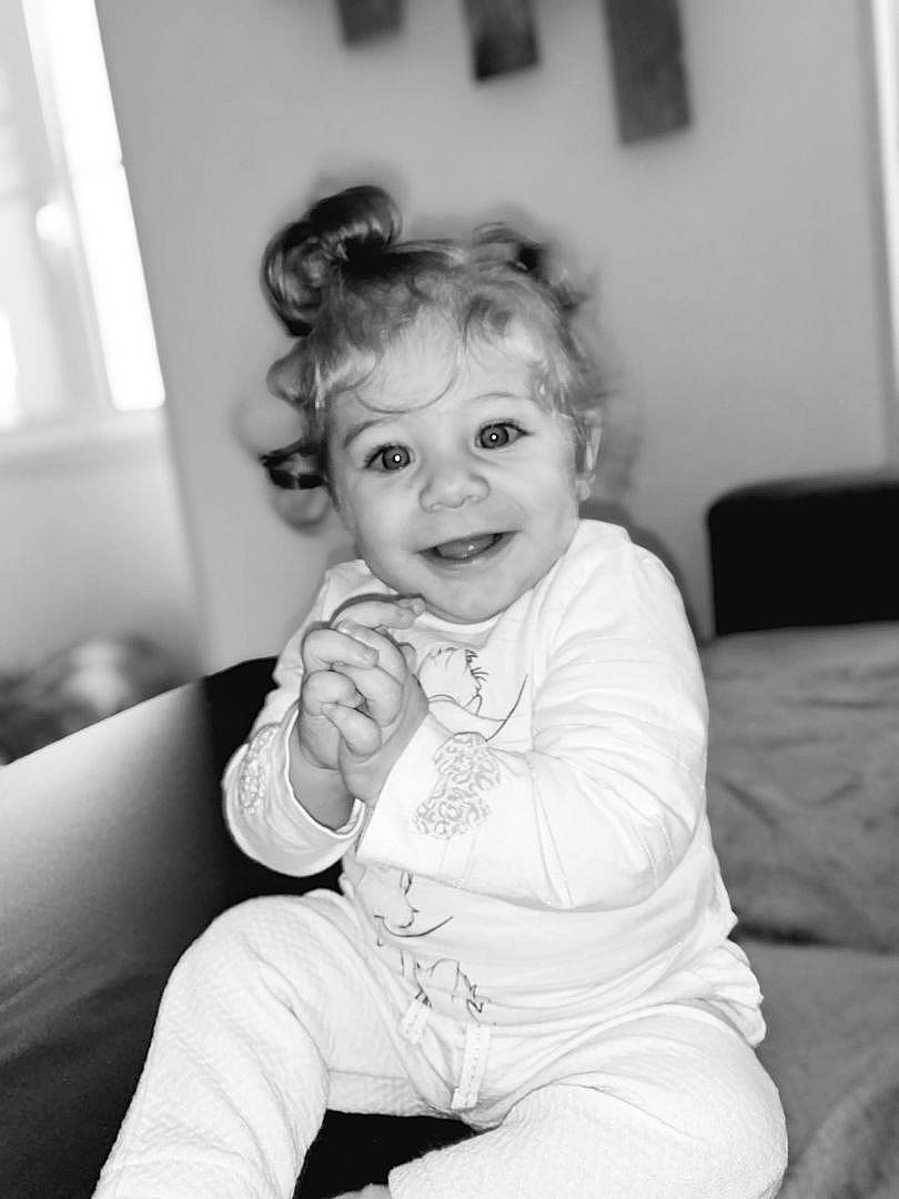 Liah participe au concours pour gagner de l'argent avec cette photo : baby, black, black_and_white, cheek, child, eye, face, fun, head, joy, leg, monochrome, monochrome_photography, people, person, photograph, photography, sitting, smile, snapshot
