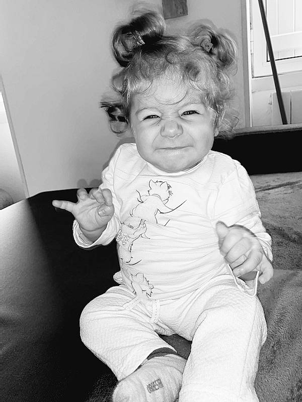 Liah a rejoint le concours — aidez-le/la à gagner de superbes lots ! baby, black, black_and_white, cheek, child, face, facial_expression, hairstyle, head, joy, monochrome, monochrome_photography, people, person, photograph, sitting, skin, smile, snapshot, standing