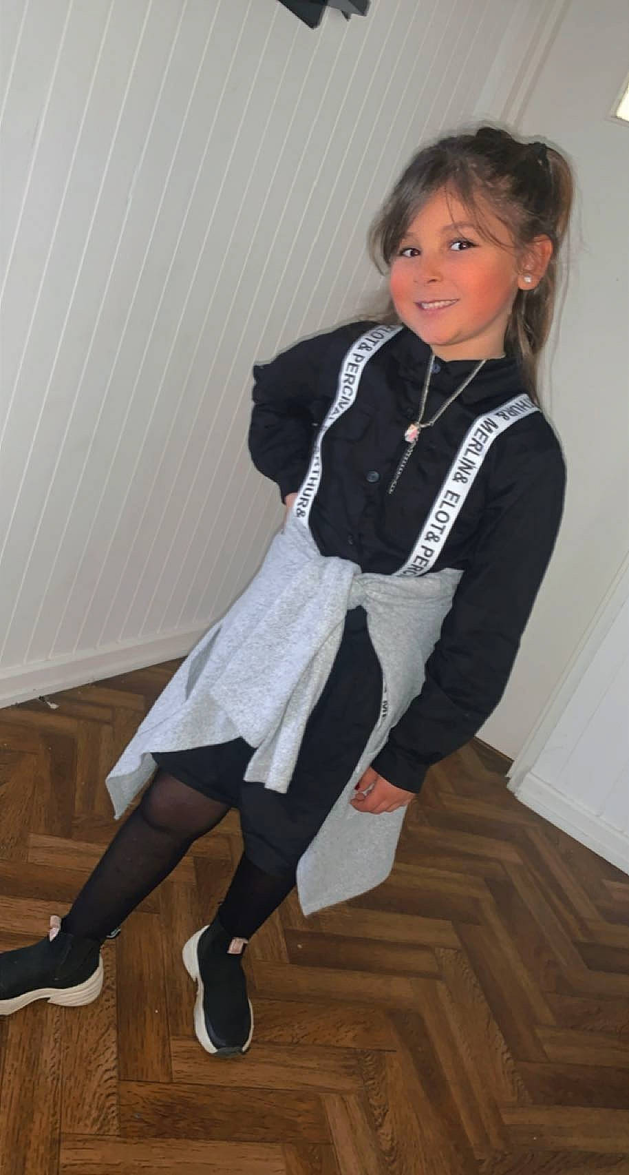 Elisa participe au concours pour gagner de l'argent avec cette photo : baby_toddler_clothing, collar, face, fashion_design, flooring, footwear, formal_wear, hair, hardwood, head, joint, joy, knee, leg, person, shoe, sleeve, smile, sock, sportswear