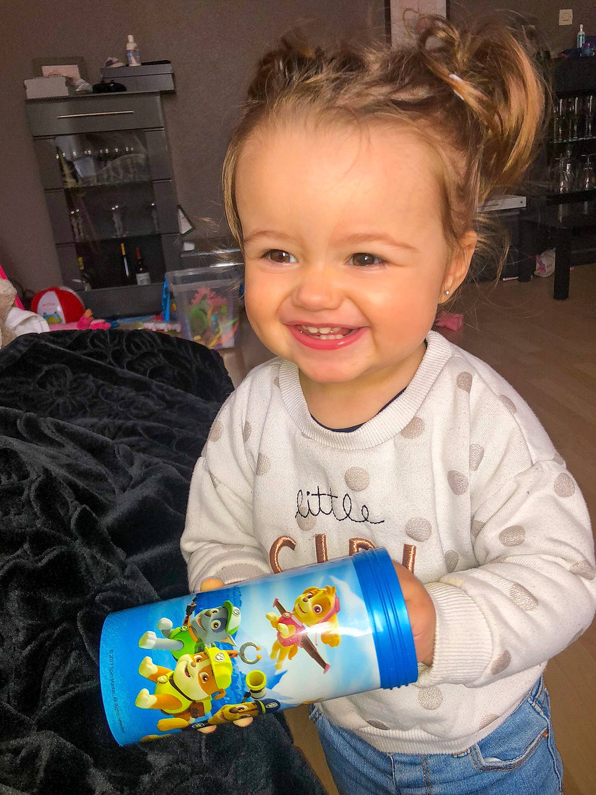 Maëline participe au concours pour gagner de l'argent avec cette photo : baby, baby_toddler_clothing, blond, cabinetry, child, denim, eye, eyelash, home_appliance, joy, laugh, person, plastic, play, shelf, toddler, tooth